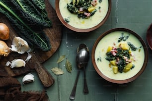 deux bols de soupe avec du brocoli et d’autres légumes