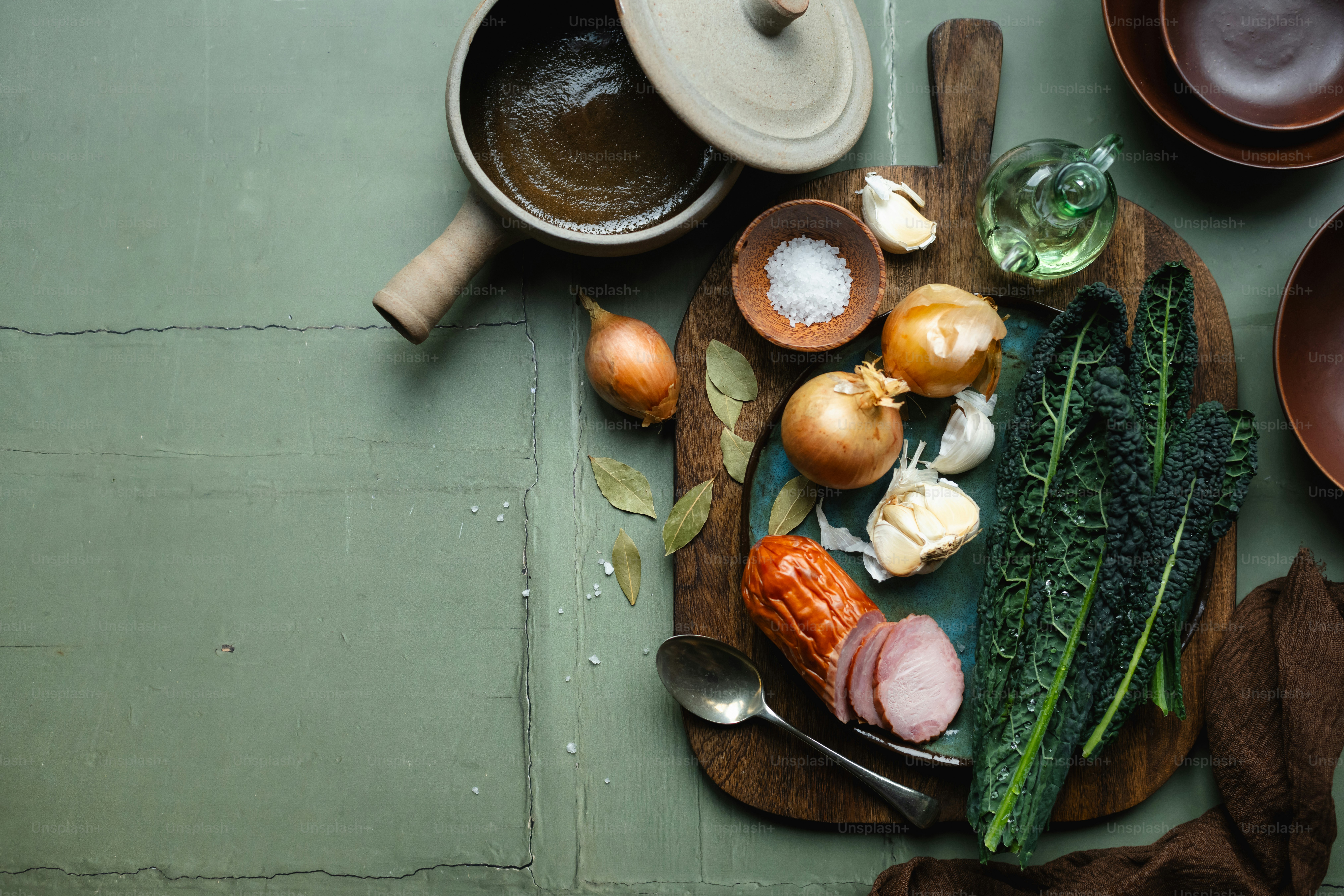ein hölzernes Schneidebrett mit viel Essen