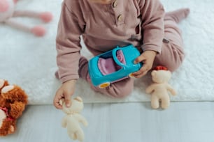 un bambino che gioca con un giocattolo sul pavimento