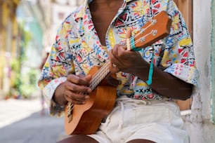 Um homem está tocando violão na rua