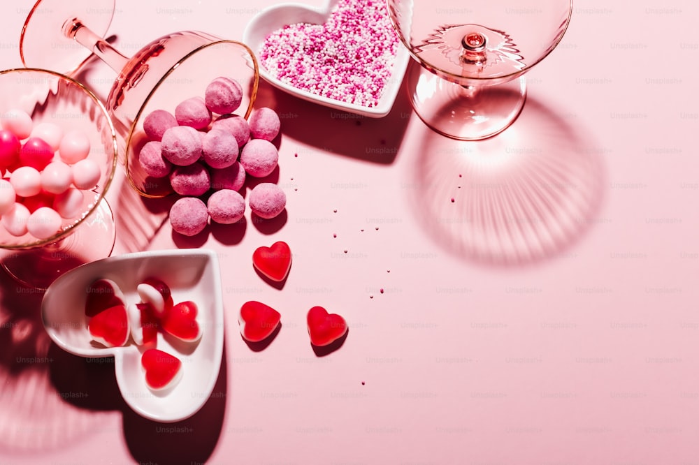uma mesa coberta com taças de vinho cheias de doces