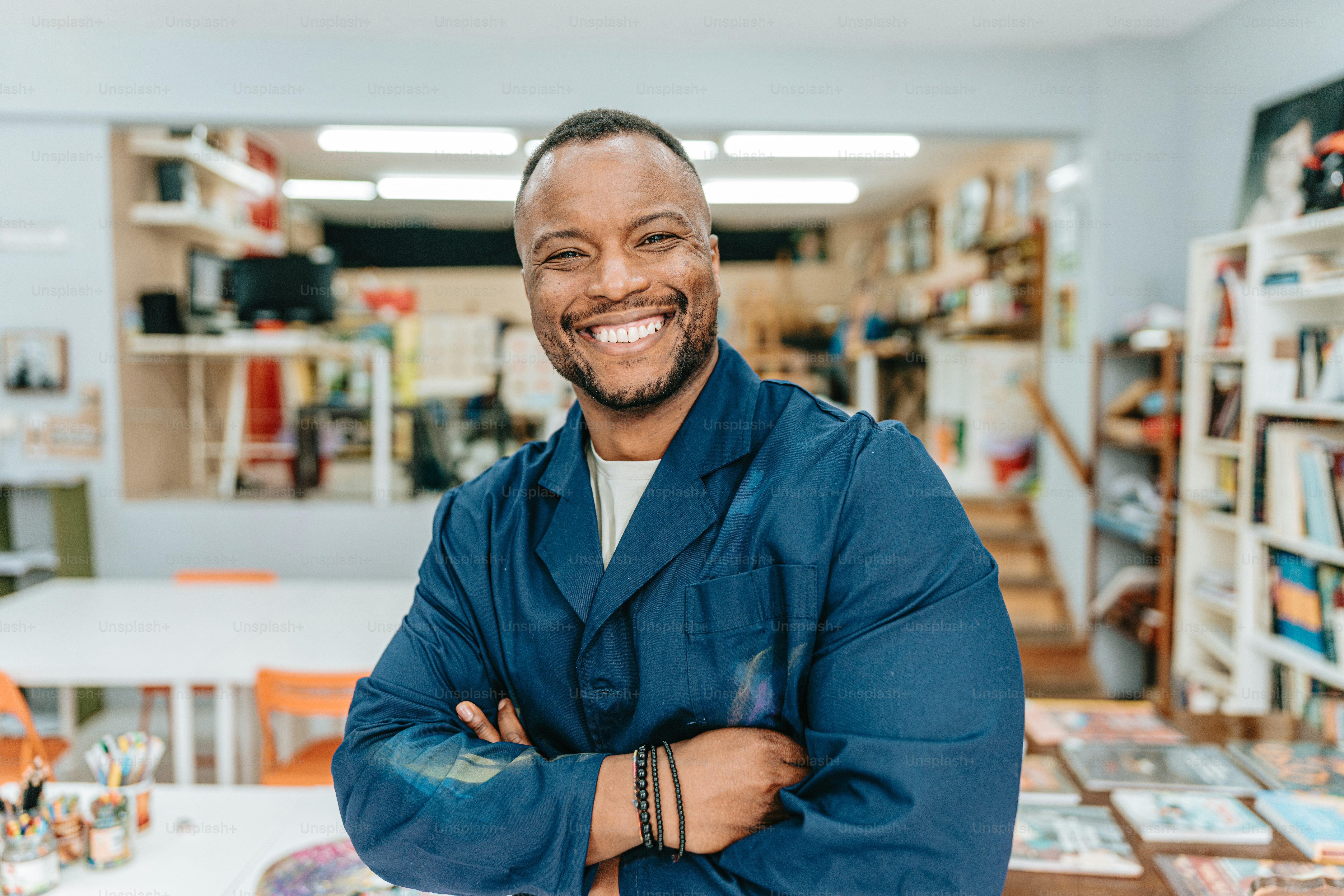 Un homme debout dans un magasin, les bras croisés