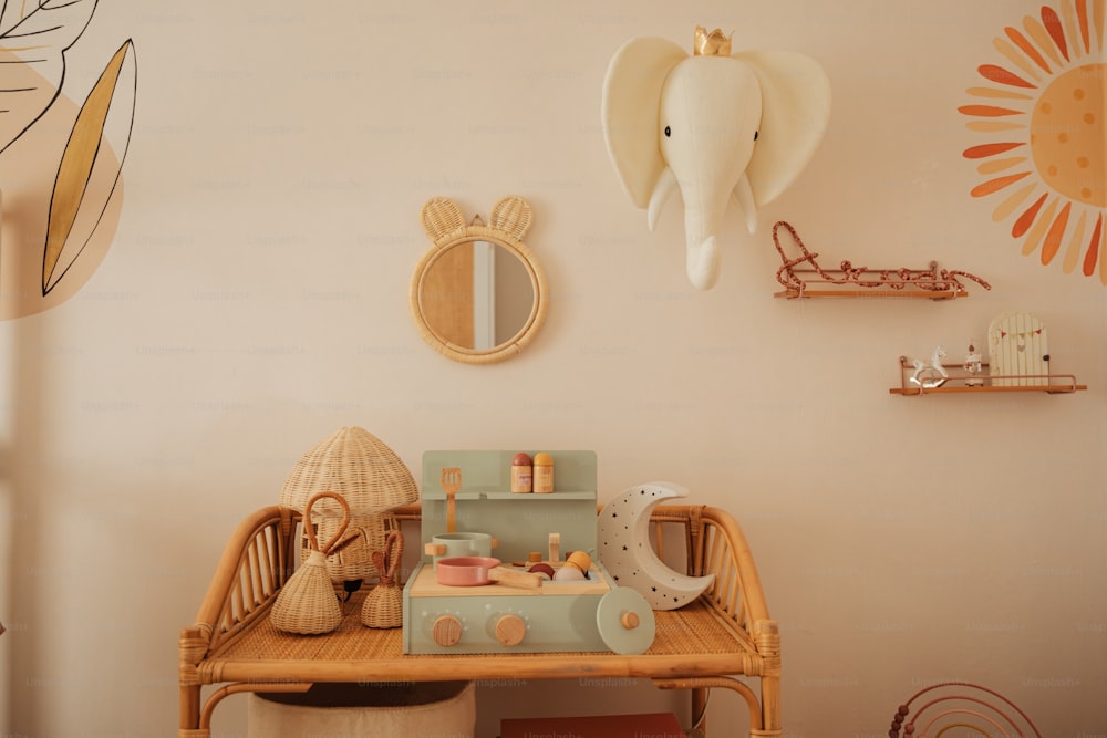 une table avec une valise et un éléphant jouet dessus