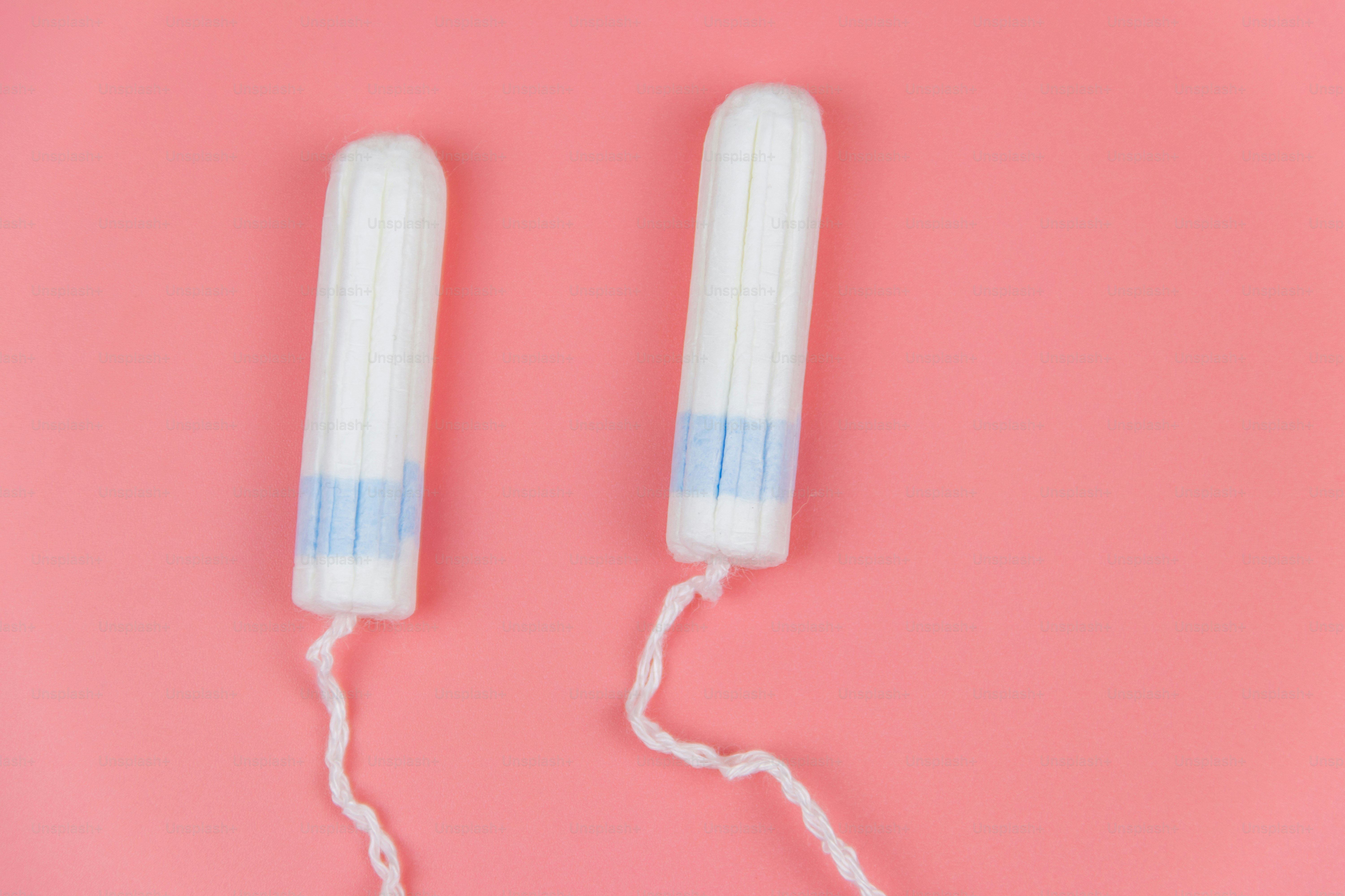 Tampons auf pastellrosa Hintergrund. Draufsicht