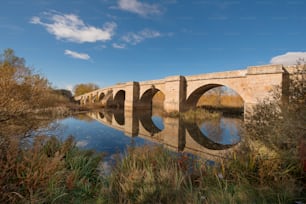 A ponte Fitero é uma ponte medieval sobre o rio Pisuerga no caminho de Santiago (caminho de Santiago) em Palencia, Espanha.