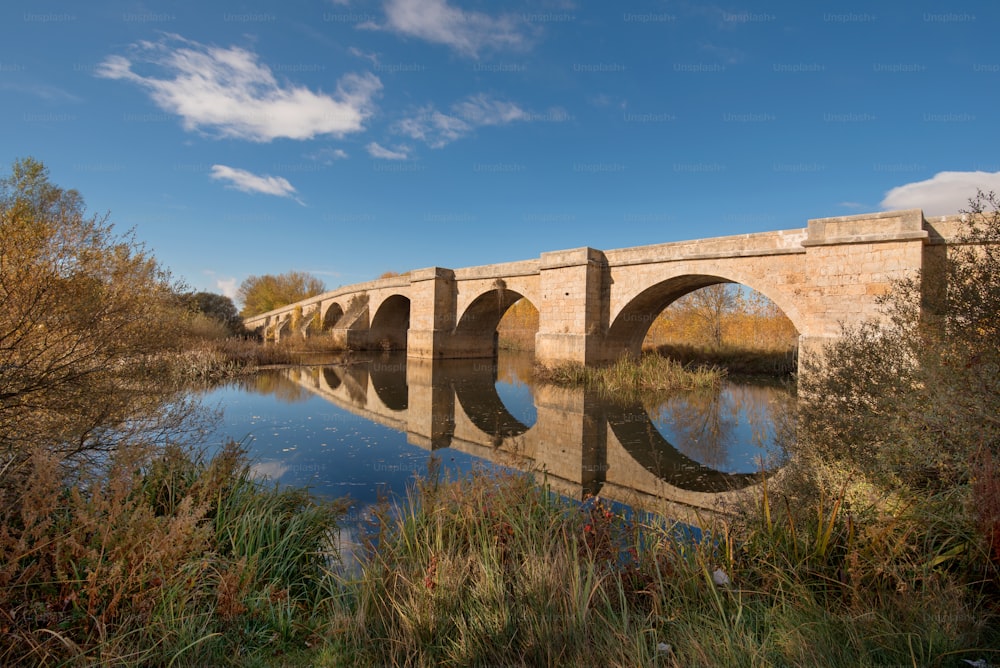 Die Fitero-Brücke ist eine mittelalterliche Brücke über den Fluss Pisuerga auf dem Jakobsweg in Palencia, Spanien.