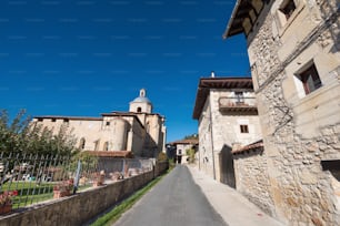 Pueblo de Valpuesta y antiguo monasterio, origen de la lengua española. Burgos, España.