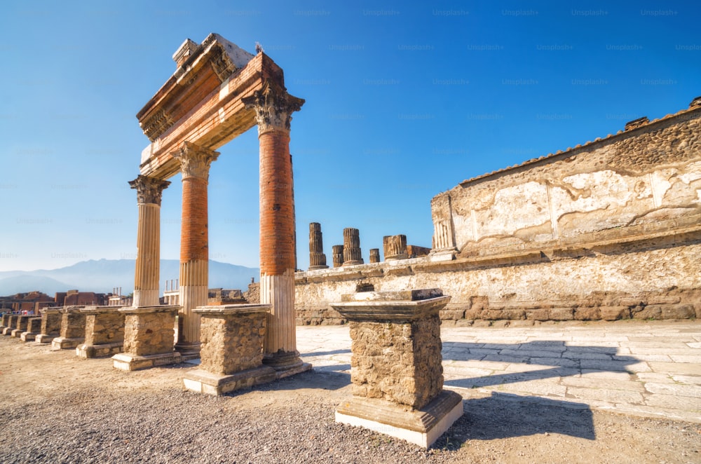 Ruinas de la antigua ciudad romana de Pompeya, que fue destruida por el volcán, el Monte Vesubio, hace unos dos milenios, en el año 79 d.C.
