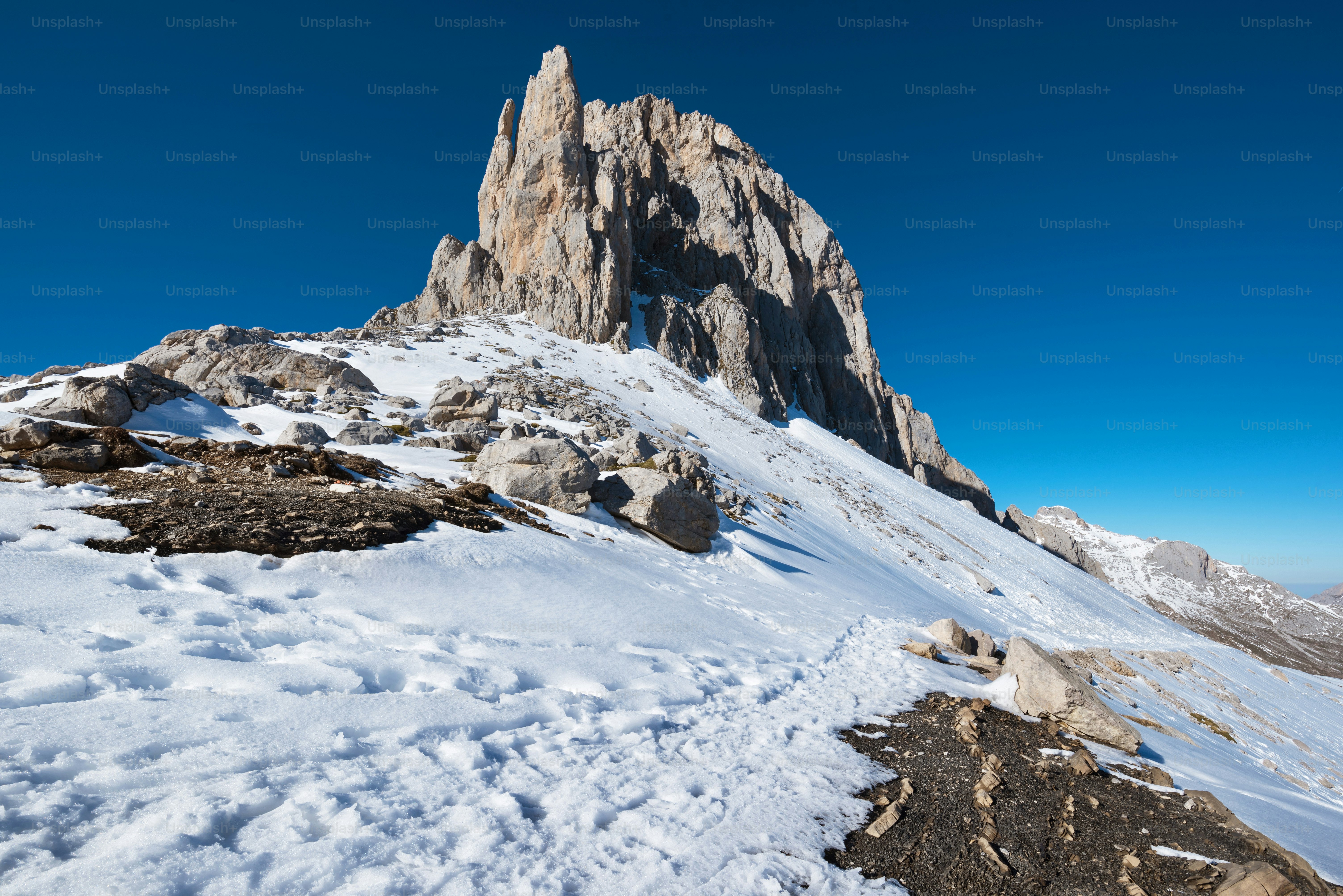 Paisagem de inverno nas montanhas Picos de Europa, Cantábria, Espanha.