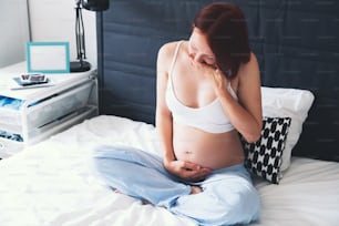 Problemi o sintomi di cattiva salute durante la gravidanza. Donna incinta che soffre di nausea all'interno della casa. Gravidanza, genitorialità, preparazione e concetto di aspettativa.