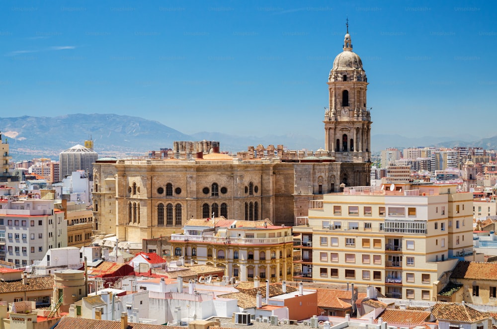 Vue aérienne du paysage urbain de Malaga, avec la cathédrale et la ligne d’horizon de la ville d’Espagne.