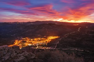 Puesta de sol en la sierra oeste de Robledo de Chavela de Madrid, España.