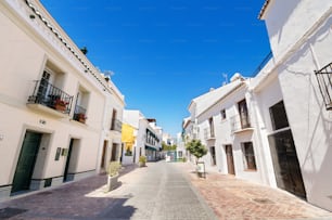 Typische Straße mit weißen Häusern im touristischen Dorf Nerja, Málaga, Spanien.