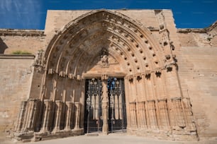 Détail de la porte de la cathédrale de La Seu Vella à LLeida, Espagne.