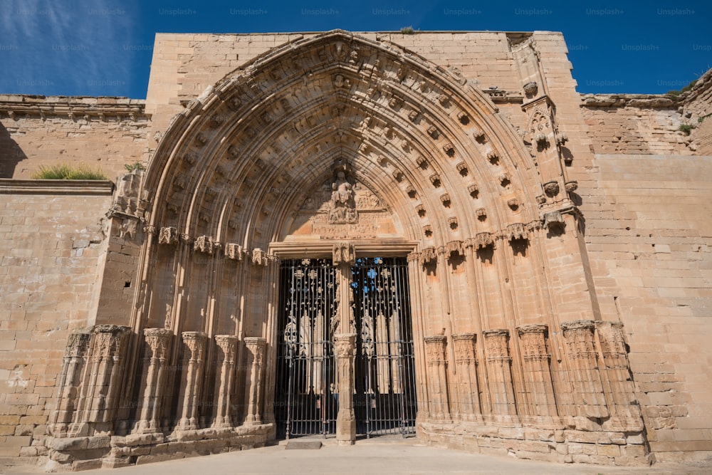 Detalhe da porta da catedral de La Seu Vella em LLeida, Espanha.
