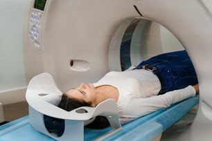 Tomografia computerizzata del bacino e dei tessuti duri per la donna. TAC per curare le malattie dei tessuti. Diagnosi professionale degli organi di una giovane ragazza