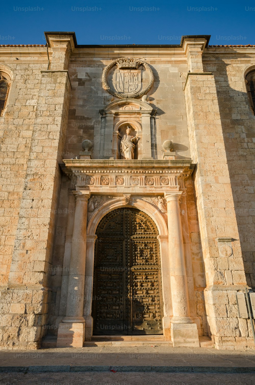 스페인 부르고스 레르마에 있는 산 페드로 교회의 정면과 문 디테일.