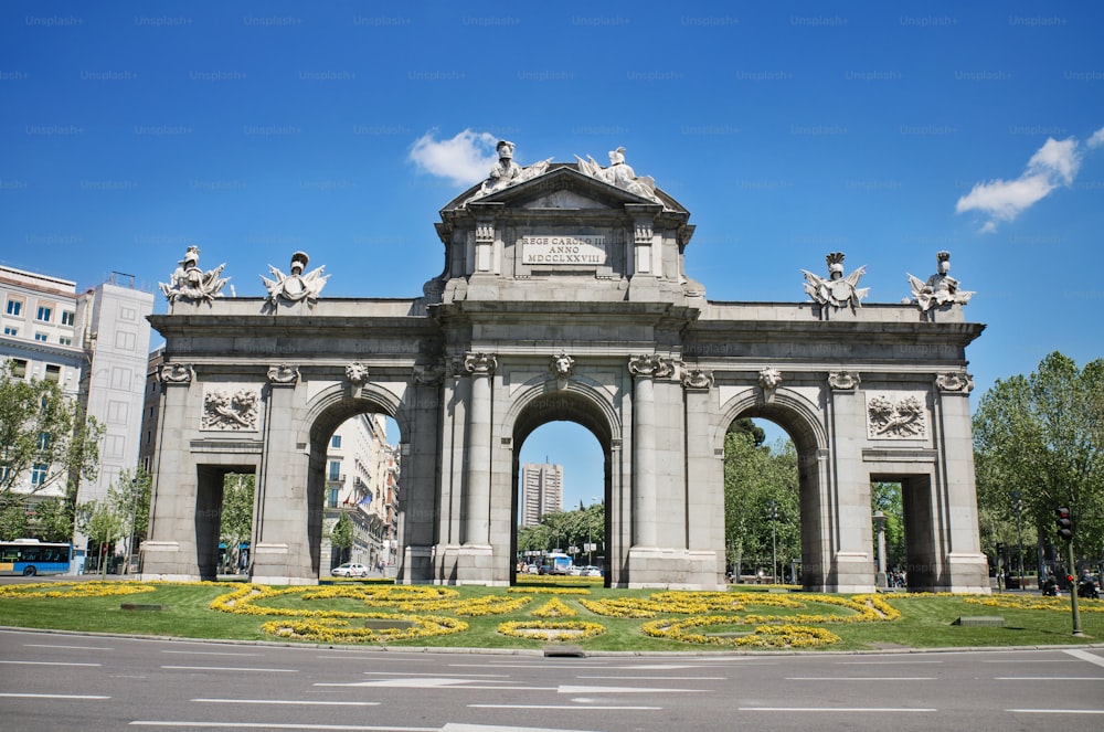 Berühmtes Wahrzeichen Puerta de Alcalá in Madrid, Spanien.