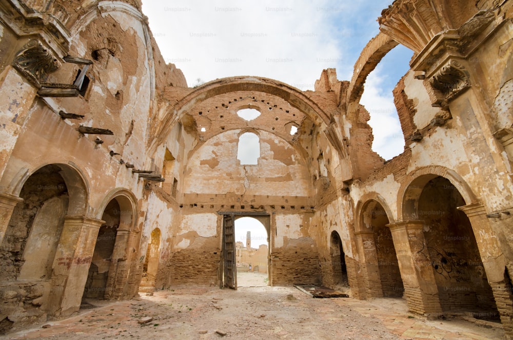 Rovine di una vecchia chiesa distrutta durante la guerra civile spagnola a Belchite, Saragozza, Spagna.