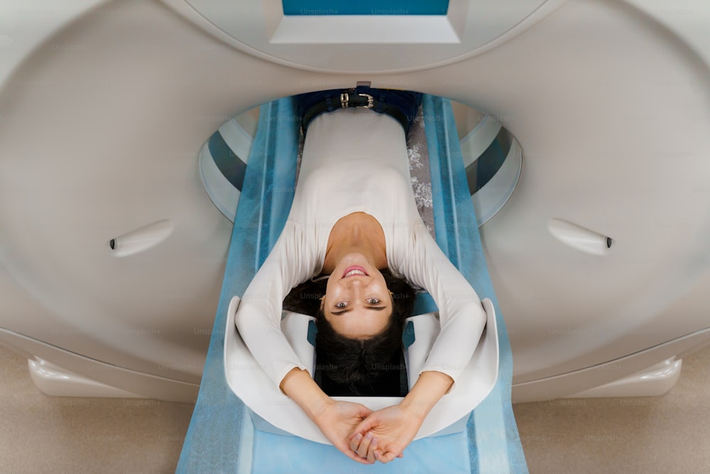 Tomografia computadorizada do cérebro e crânio para uma bela jovem para tratar uma dor de cabeça. Varredura a laser e imagem de raios-x do crânio e cérebro. Tratamento de seguro médico