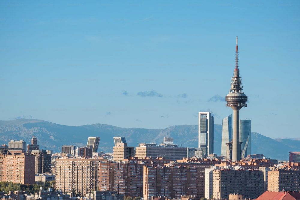 Madrider Stadtbild mit einigen emblematischen Gebäuden: Wolkenkratzer, Piruli und Kio-Türme. Madrid, Spanien.