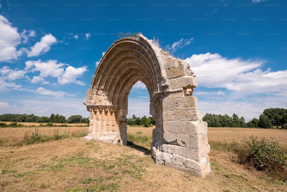 Ruine des mittelalterlichen Bogens von San Miguel de Mazarreros, in Olmillos de Sasamon. Burgos, Spanien.