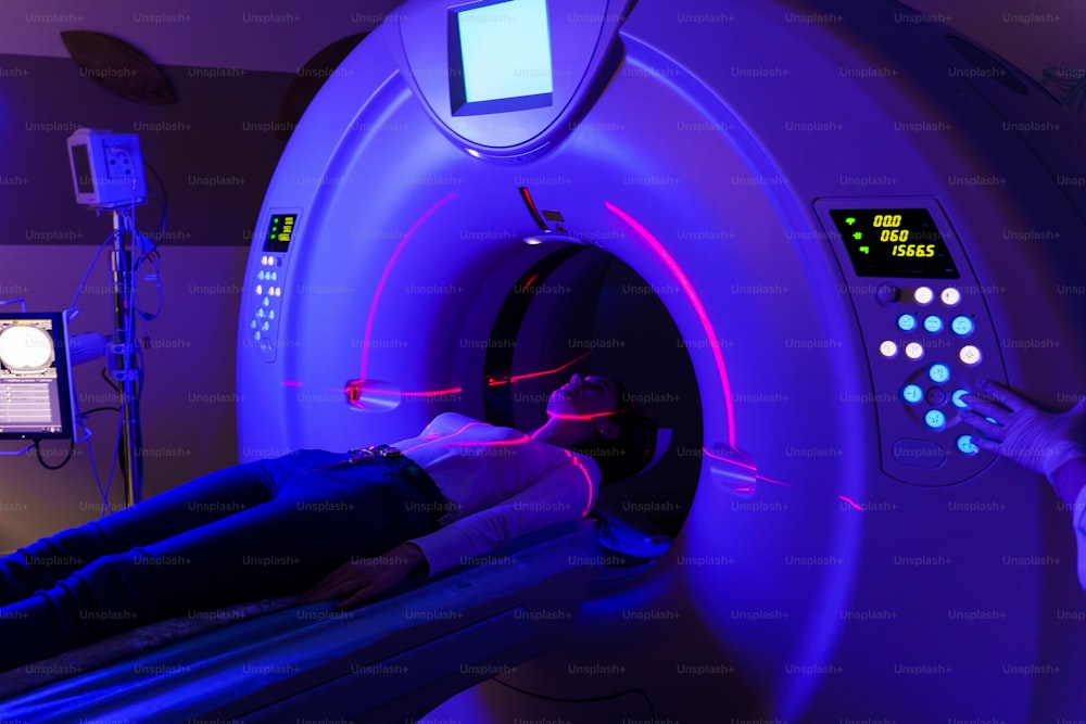 TC delle articolazioni in una clinica con colore blu e laser a scansione rosso. Diagnostica computerizzata di lesioni, malattie articolari infiammatorie e distrofiche per una ragazza