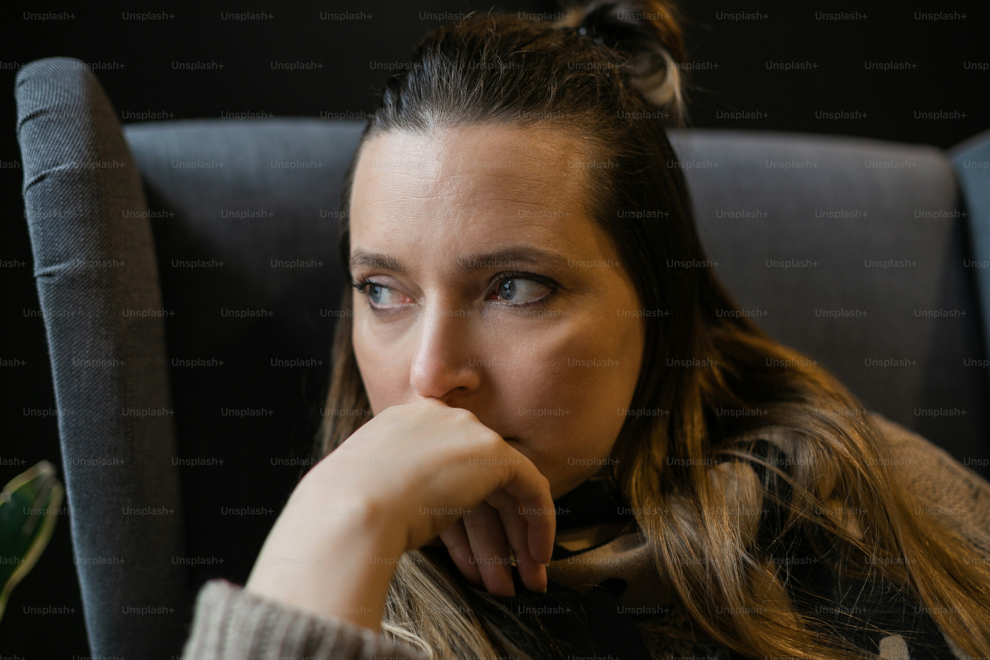 Perfil de mulher estressada de 40 anos sentada perto da janela pensando.  Pessoa do sexo feminino com olhar deprimido em crise de vida. Senhora solitária  triste caucasiana foto – Imagem sobre Mulher, image size:3000x2000