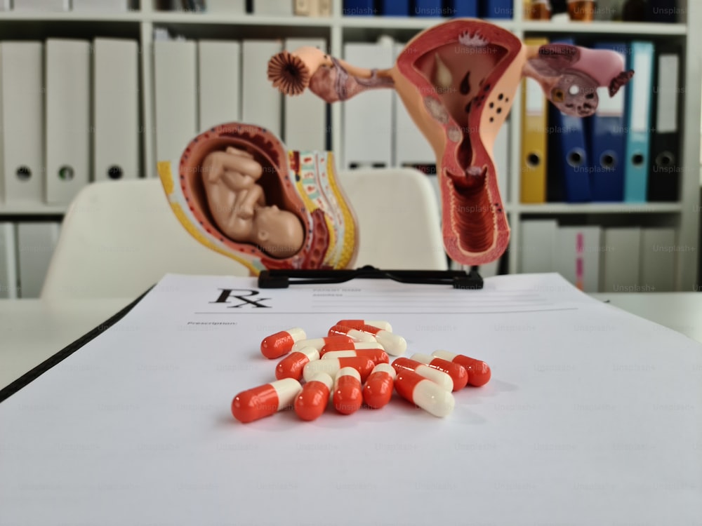 Píldoras médicas recetadas para bebés, feto y útero. Concepto de tomar medicamentos durante el embarazo
