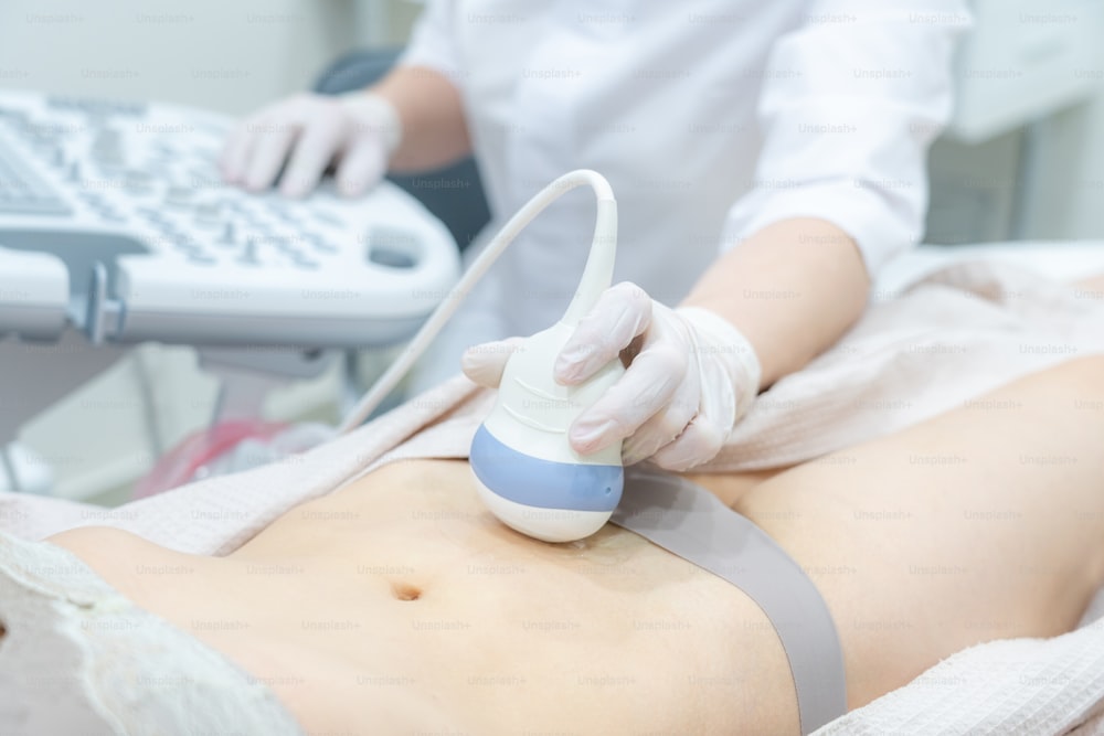 Mulher nova submetida a ultrassonografia em clínica moderna