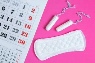 Protezione per l'igiene della donna, calendario mestruale e tamponi in cotone puliti e tampone di guarnizione