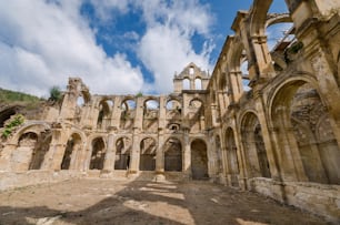 スペイン、ブルゴスのサンタ・マリア・デ・リオセコにある古代の廃墟となった修道院の遺跡。