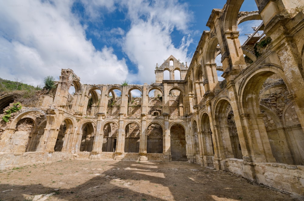 Rovine di un antico monastero abbandonato a Santa Maria de Rioseco, Burgos, Spagna.
