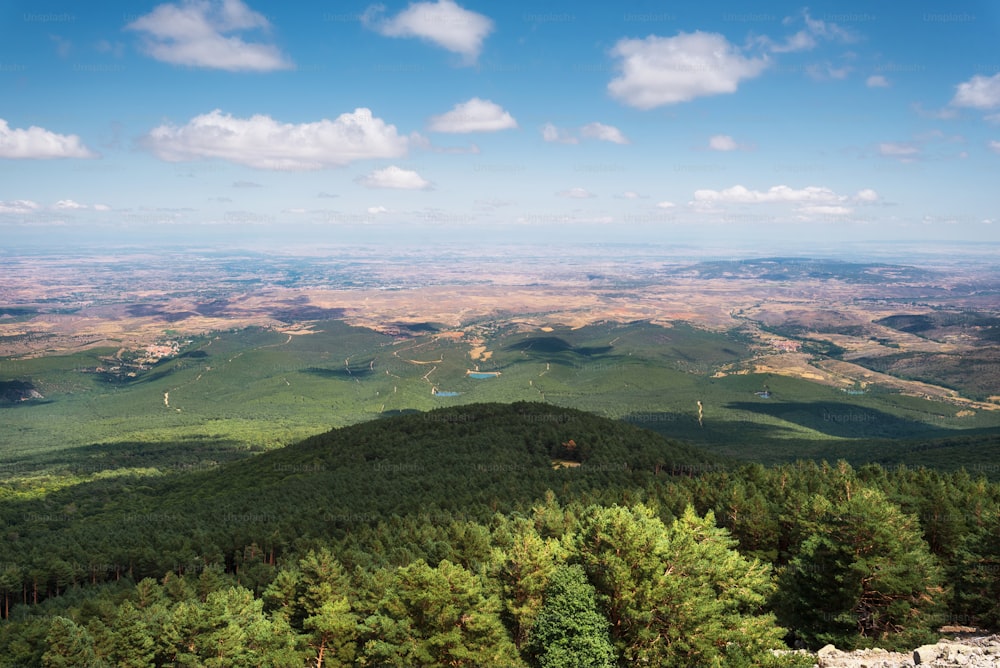 Vista dos vales verdes da região de Aragão da montanha moncayo. Ambiente natural na temporada de verão.