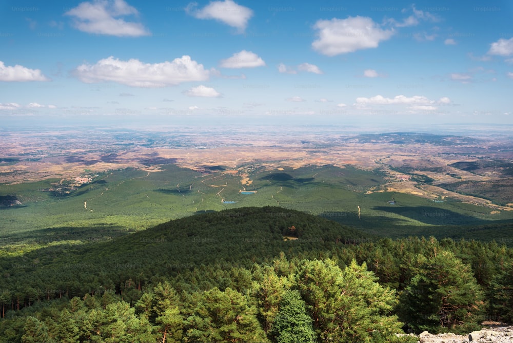 Vista delle verdi valli della regione aragonese dalla montagna moncayo. Ambiente naturale nella stagione estiva.