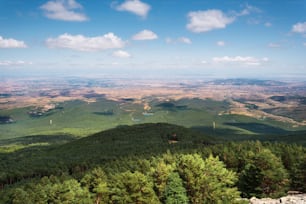 Blick auf die grünen Täler der Region Aragon vom Berg Moncayo aus. Natürliche Umgebung in der Sommersaison.