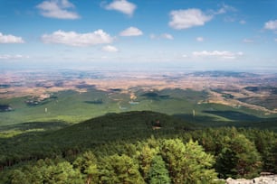 Vue sur les vallées verdoyantes de la région d’Aragon depuis la montagne Moncayo. Environnement naturel en saison estivale.