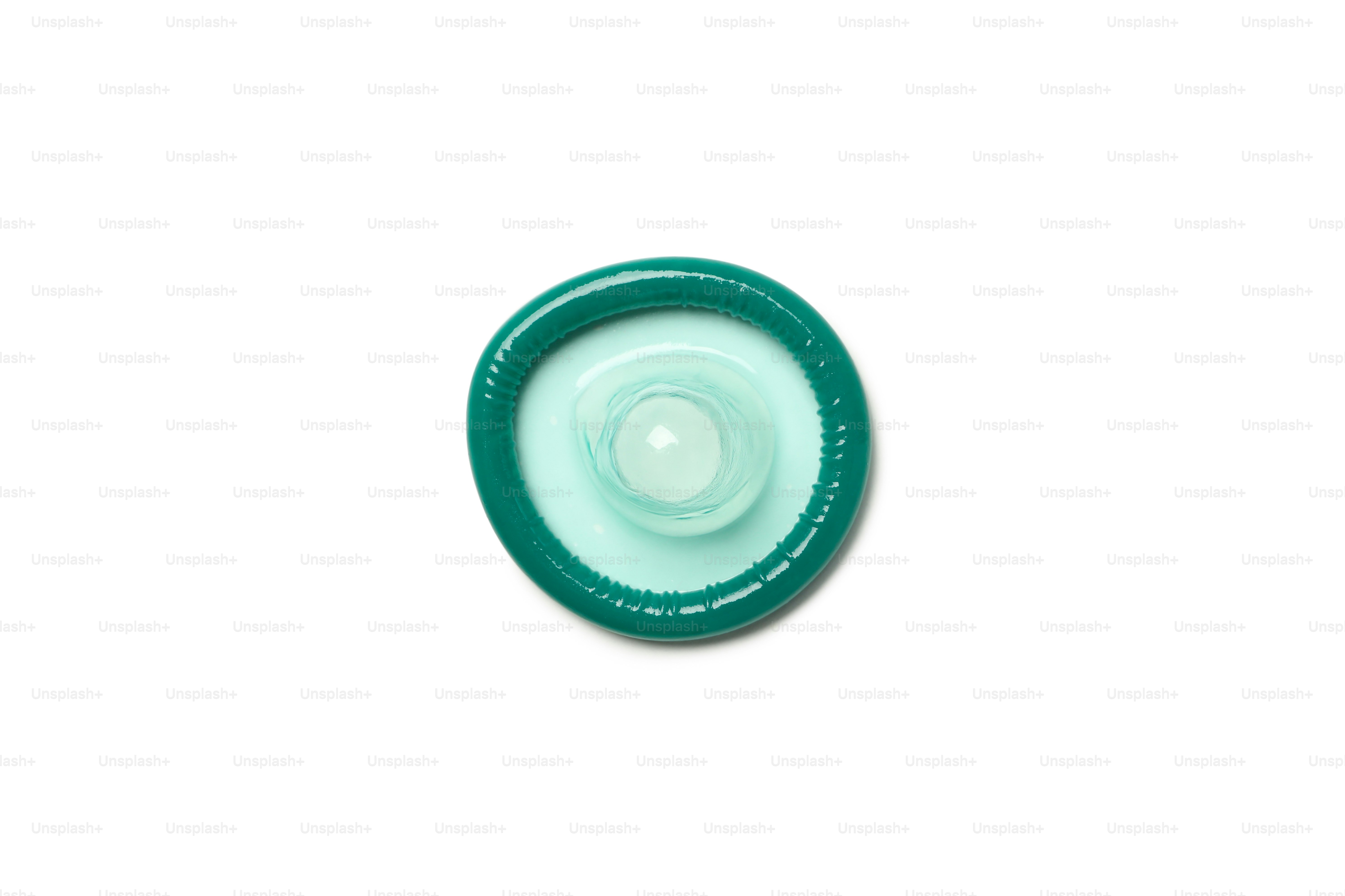 Préservatif menthe simple isolé sur fond blanc