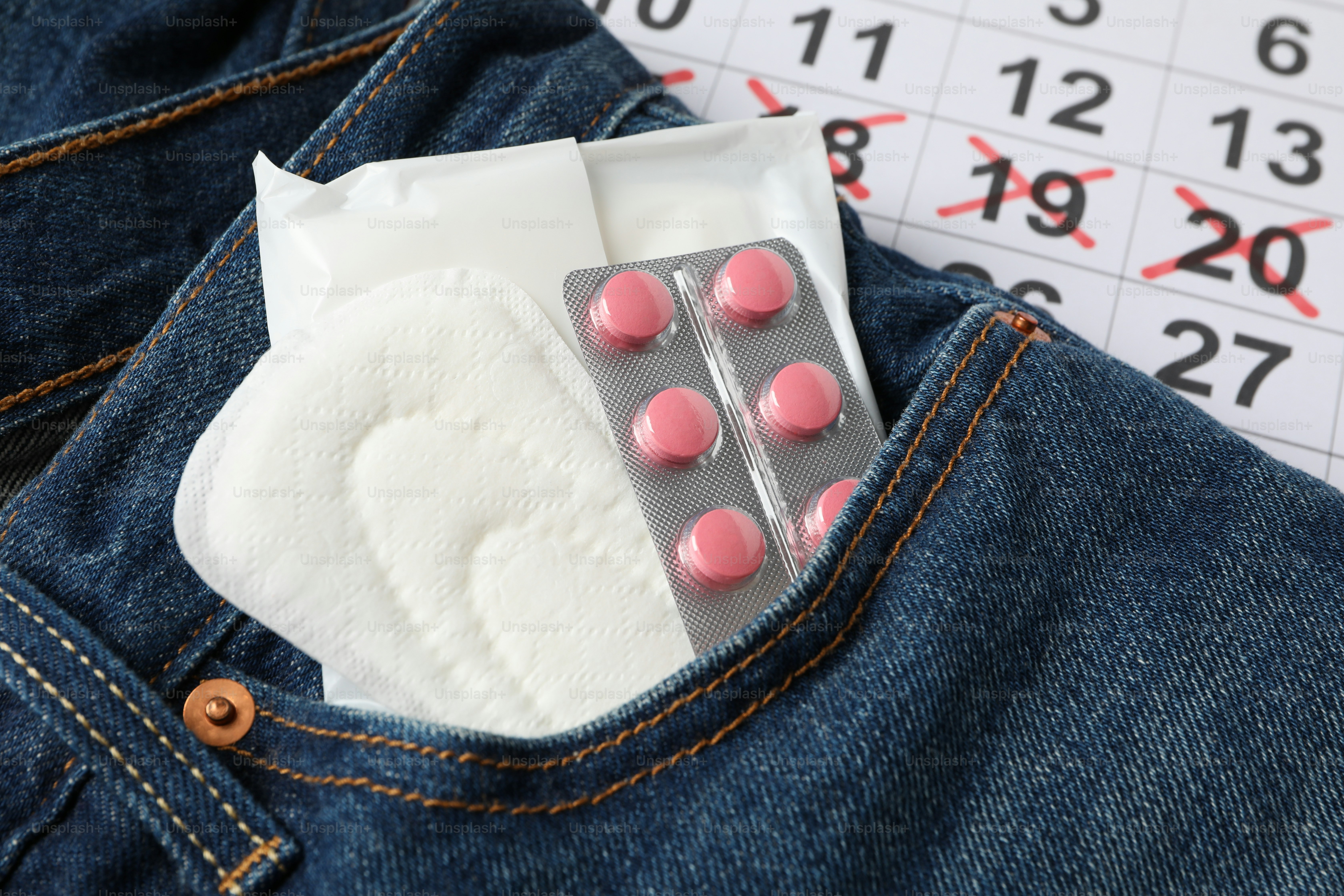 Konsep periode menstruasi dengan latar belakang jeans, close up