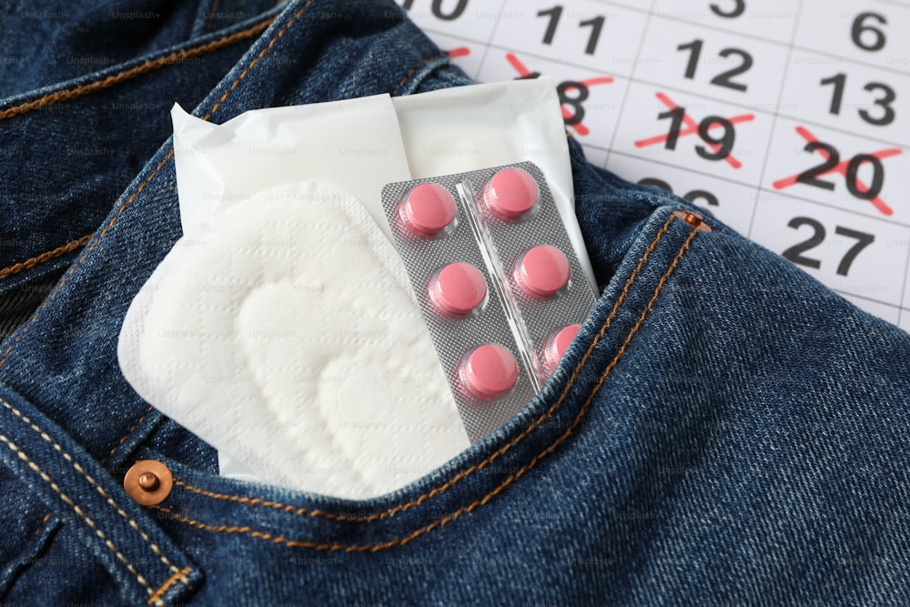 Menstruationskonzept auf Jeanshintergrund, Nahaufnahme