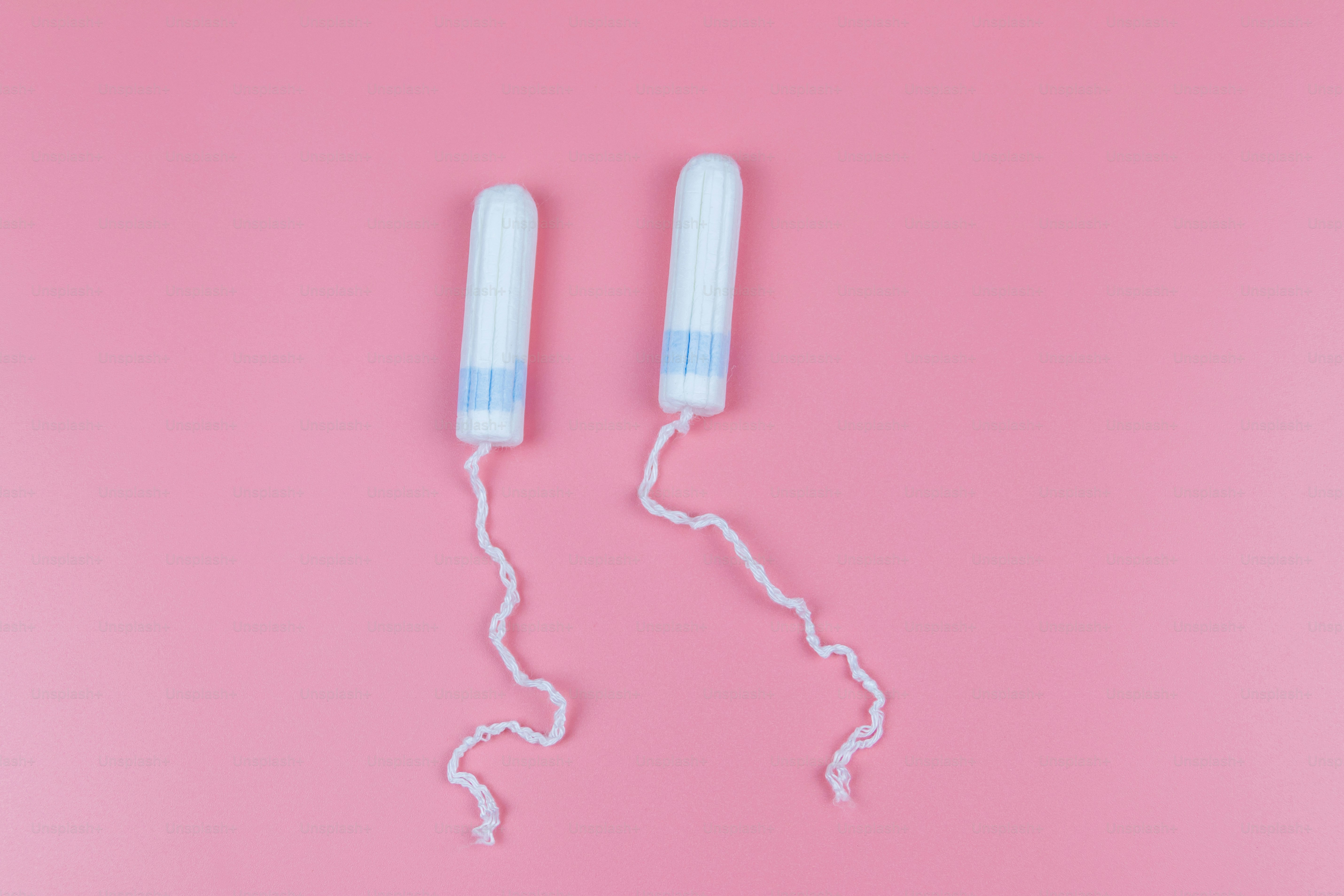 Tampons auf pastellrosa Hintergrund. Draufsicht