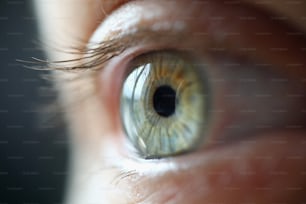 Blaues Auge mit Wimpern in Nahaufnahme. Verbesserung des Sehvermögens mit Laserkorrektur.