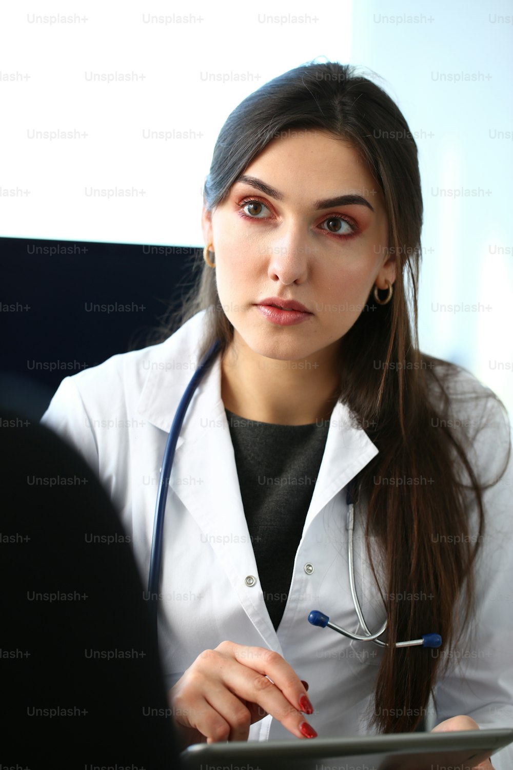 아름다운 여성 의사가 디지털 태블릿 PC를 들고 환자에게 진단을 설명합니다. 신체 질환 예방 911 처방 치료 건강한 생활 방식 현대 기술 개념