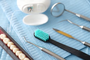 Zahnärztliche Instrumente, Zahnseide und Zahnimplantate. Konzept der zahnärztlichen Dienstleistungen