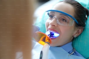 Paziente che visita il dentista per il controllo regolare e l'otturazione dei denti. Il miglior materiale per il concetto di otturazione dei denti