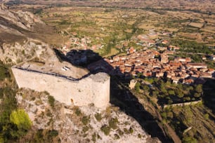 スペイン、カスティーリャ・イ・レオン州ブルゴスにあるポサ・デ・ラ・サル城の古代遺跡の空中写真。