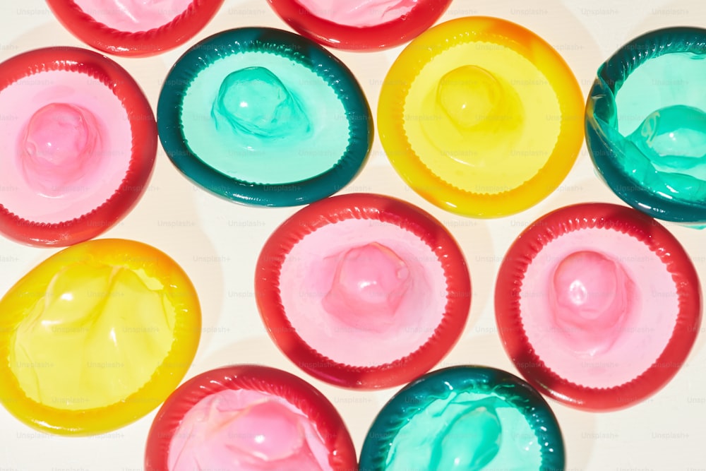 컬러 콘돔 반지 안전한 섹스 및 보호 개념, 복사 공간의 배경 이미지를 닫습니다.