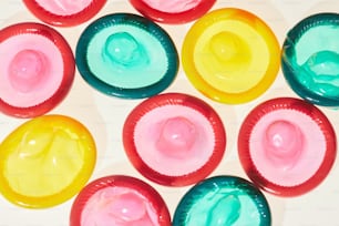 Gros plan sur l’image d’arrière-plan des anneaux de préservatif colorés sexe sans risque et concept de protection, espace de copie