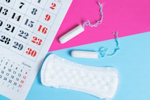 Hygieneschutz für Frauen, Menstruationskalender und saubere Baumwolltampons und Dichtungspolster