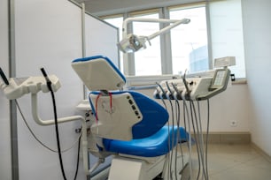 Nouveau fauteuil de dentiste bleu dans un cabinet dentaire de clinique moderne. Santé